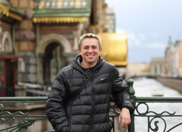 Известный путешественник из Санкт-Петербурга Евгений Кутузов подарил свой хэндбайк подопечному фонда против ДТП