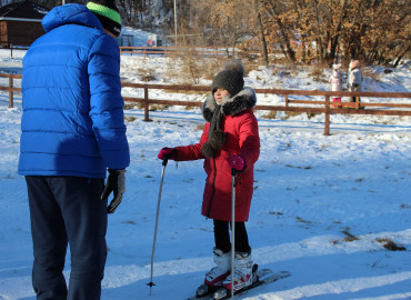 В Амурской области организовали бесплатные катания на горнолыжной базе для детей с ограниченными возможностями