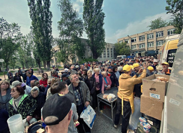 "Главное - приезжайте еще": волонтеры "Пищи Жизни" уже месяц кормят жителей и беженцев в ЛНР горячими обедами