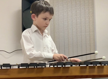 Сельскому мальчику из многодетной семьи в Крыму подарили музыкальный инструмент мечты
